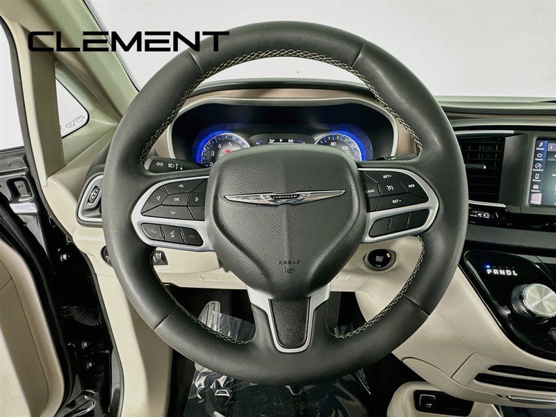 Chrysler Voyager Vehicle Full-screen Gallery Image 15
