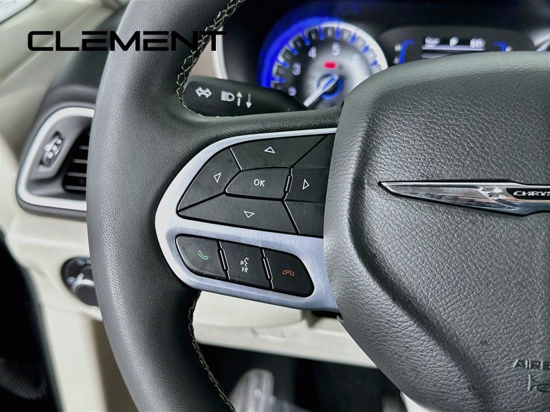 Chrysler Voyager Vehicle Full-screen Gallery Image 16