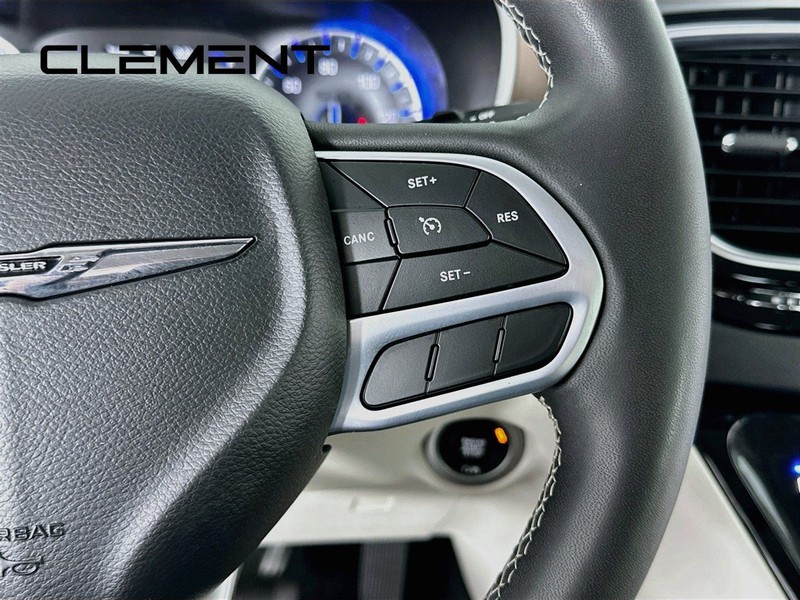 Chrysler Voyager Vehicle Full-screen Gallery Image 17