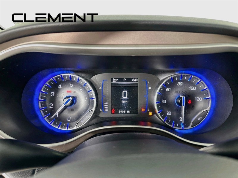 Chrysler Voyager Vehicle Full-screen Gallery Image 18