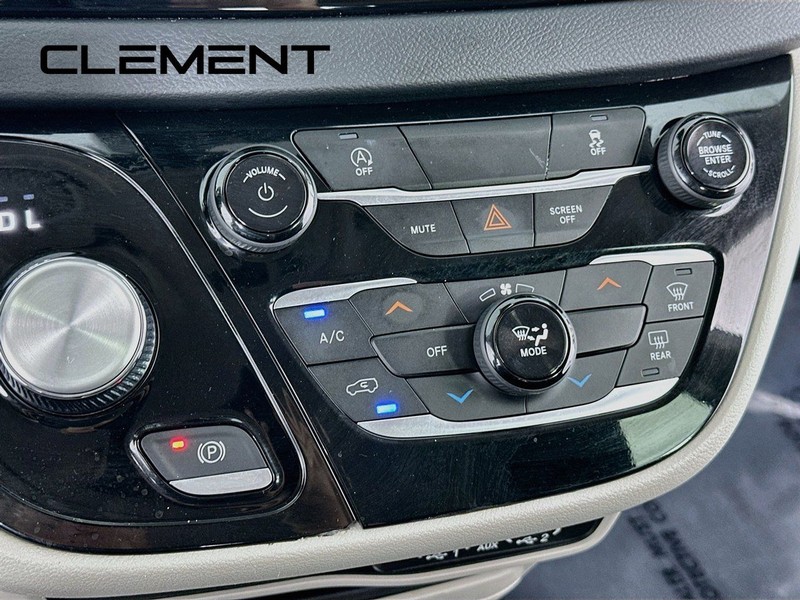 Chrysler Voyager Vehicle Full-screen Gallery Image 22