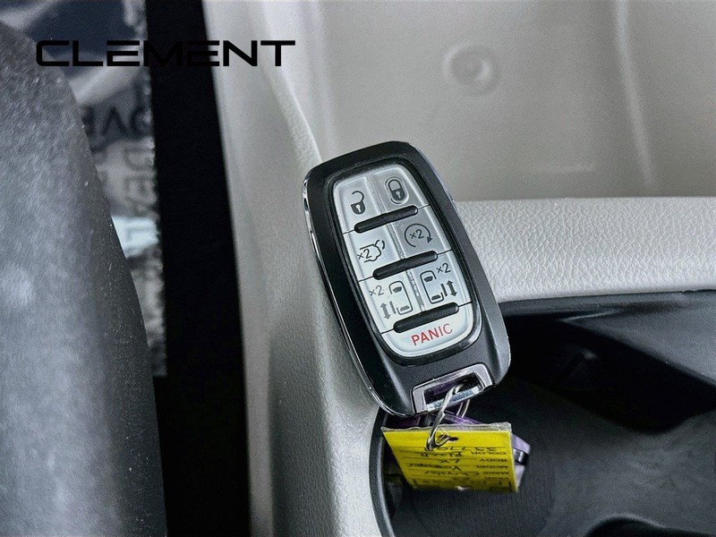 Chrysler Voyager Vehicle Full-screen Gallery Image 23