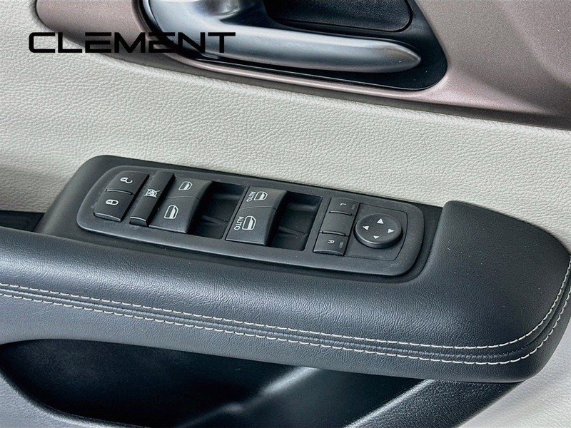 Chrysler Voyager Vehicle Full-screen Gallery Image 24