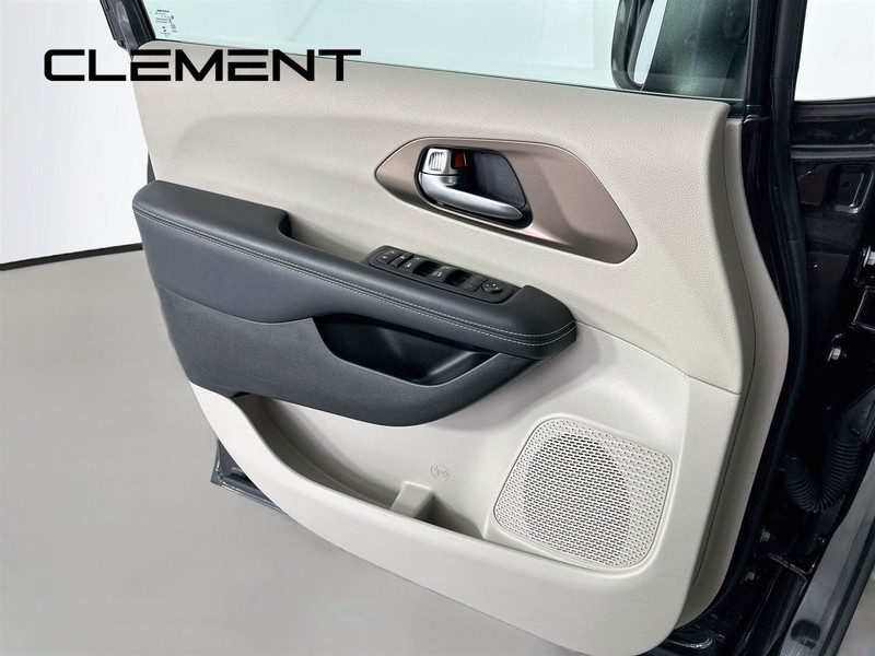 Chrysler Voyager Vehicle Full-screen Gallery Image 26