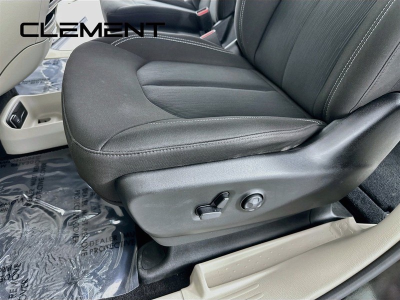 Chrysler Voyager Vehicle Full-screen Gallery Image 27