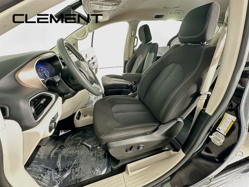 Chrysler Voyager Vehicle Full-screen Gallery Image 28