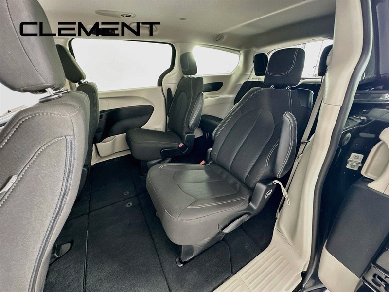 Chrysler Voyager Vehicle Full-screen Gallery Image 29