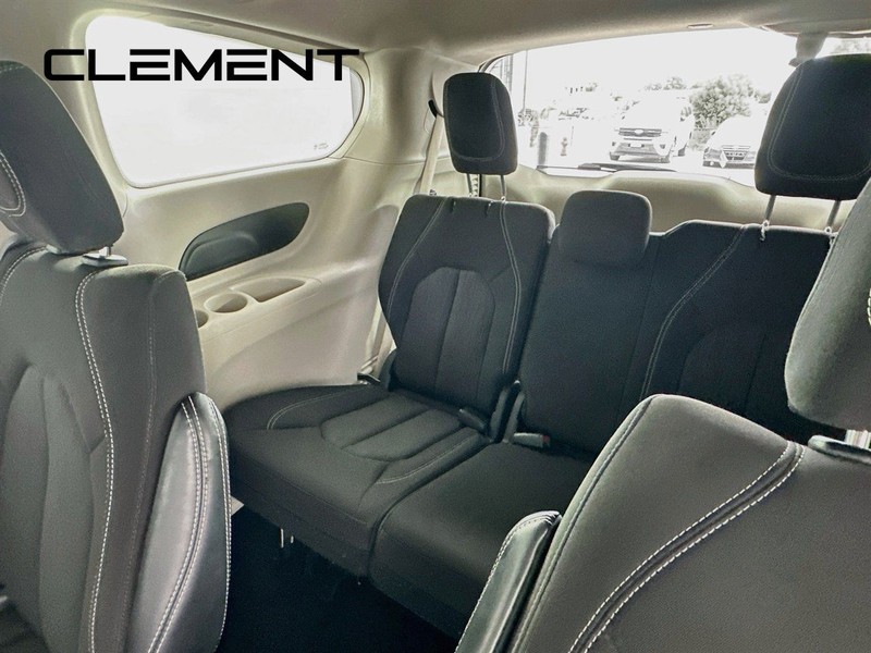 Chrysler Voyager Vehicle Full-screen Gallery Image 30
