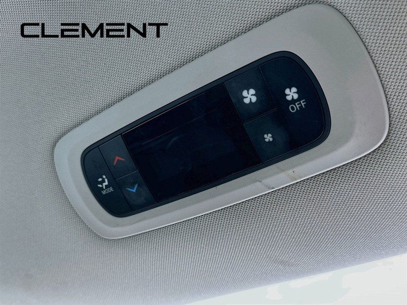 Chrysler Voyager Vehicle Full-screen Gallery Image 31