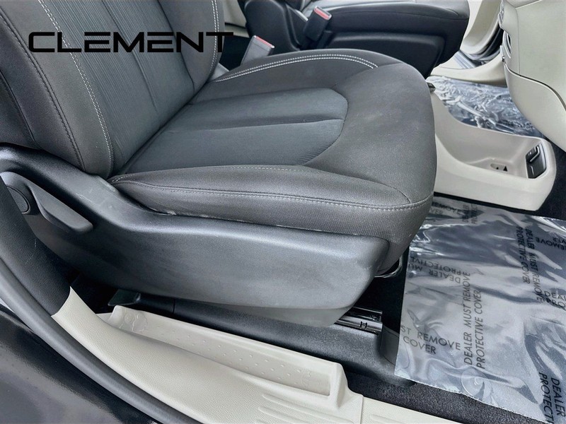 Chrysler Voyager Vehicle Full-screen Gallery Image 32