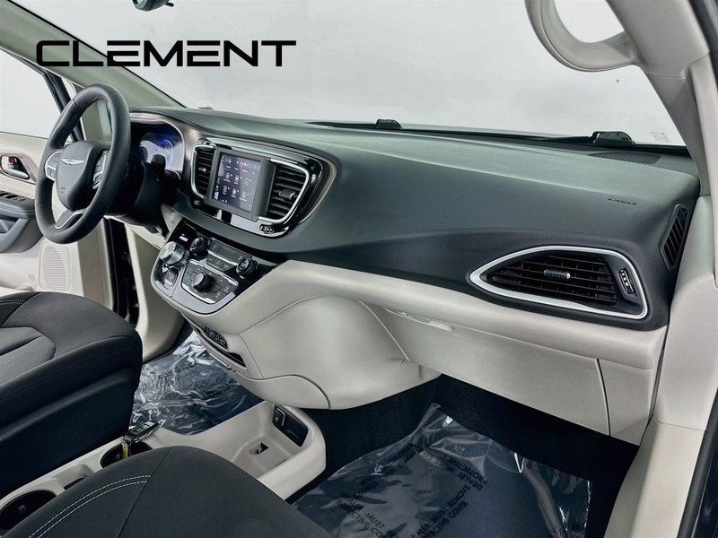 Chrysler Voyager Vehicle Full-screen Gallery Image 33