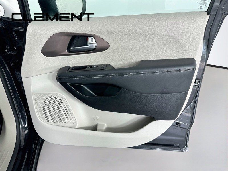 Chrysler Voyager Vehicle Full-screen Gallery Image 34
