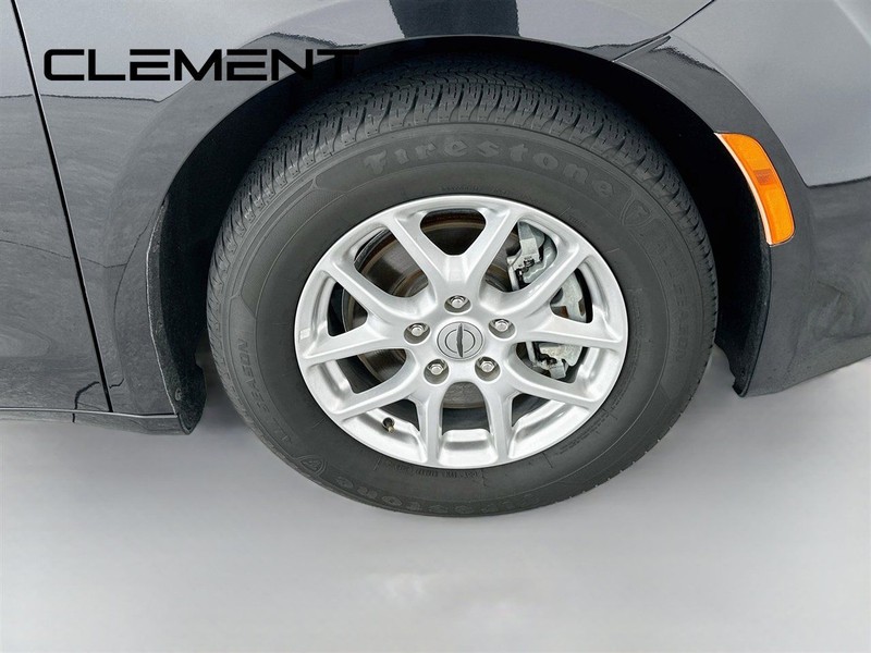 Chrysler Voyager Vehicle Full-screen Gallery Image 35
