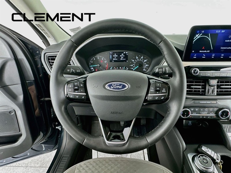 Ford Escape Vehicle Full-screen Gallery Image 14