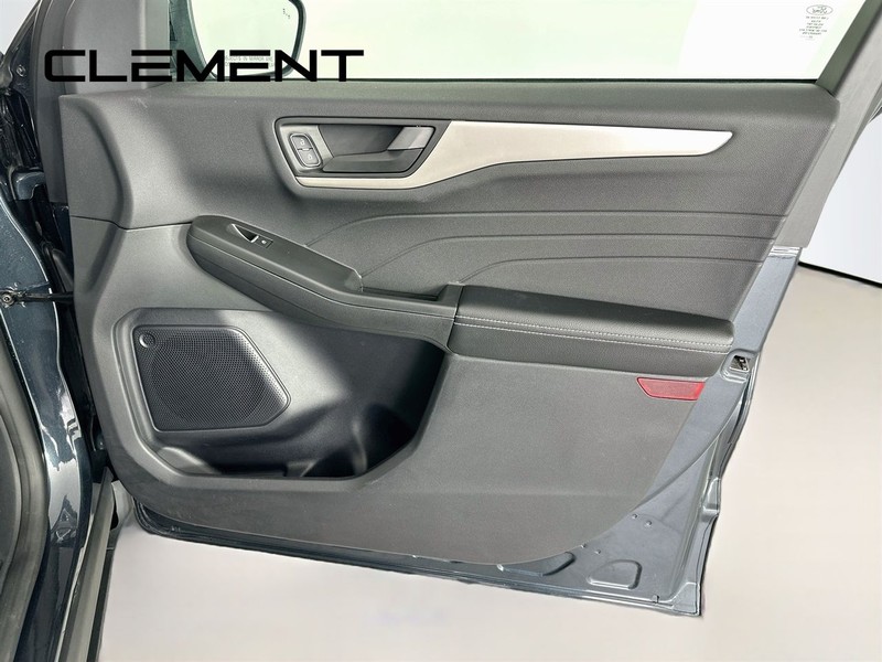 Ford Escape Vehicle Full-screen Gallery Image 32
