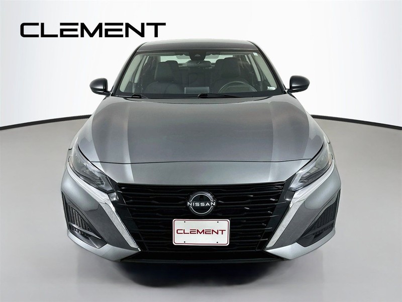 Nissan Altima Vehicle Full-screen Gallery Image 3
