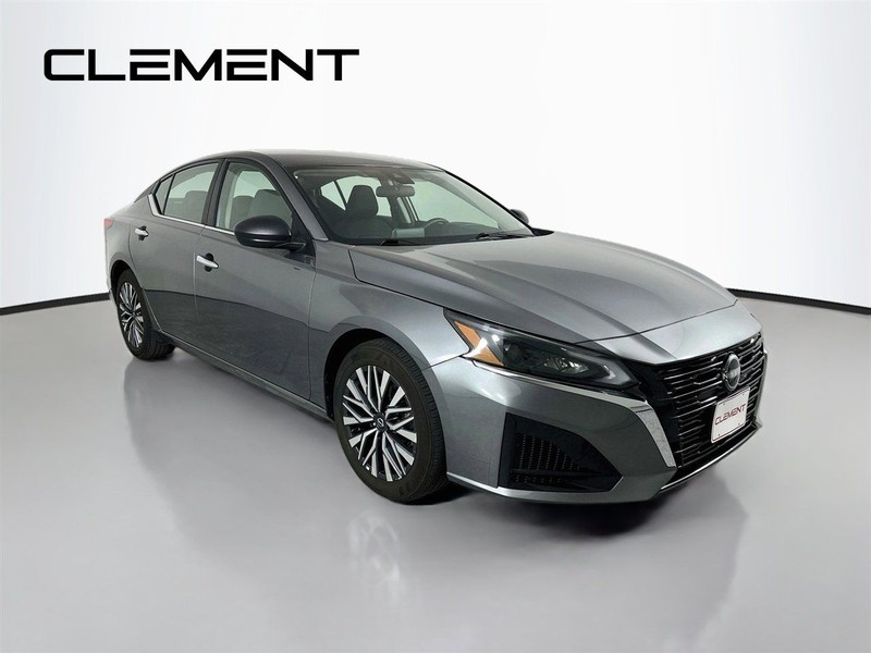Nissan Altima Vehicle Full-screen Gallery Image 5