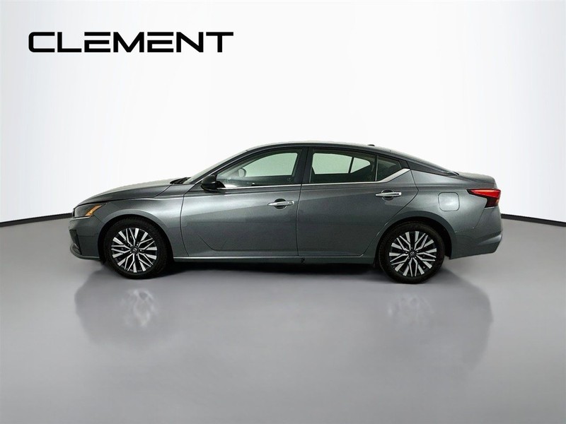 Nissan Altima Vehicle Full-screen Gallery Image 6