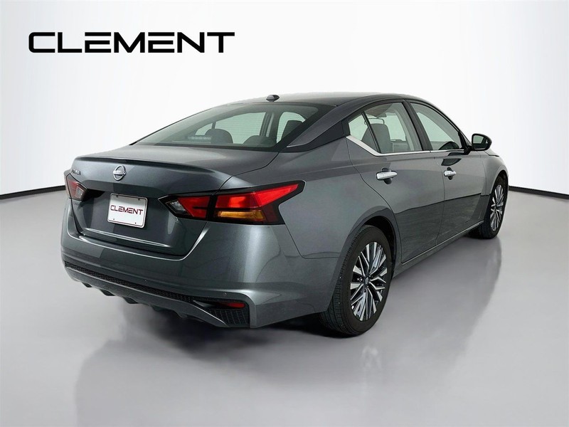 Nissan Altima Vehicle Full-screen Gallery Image 7