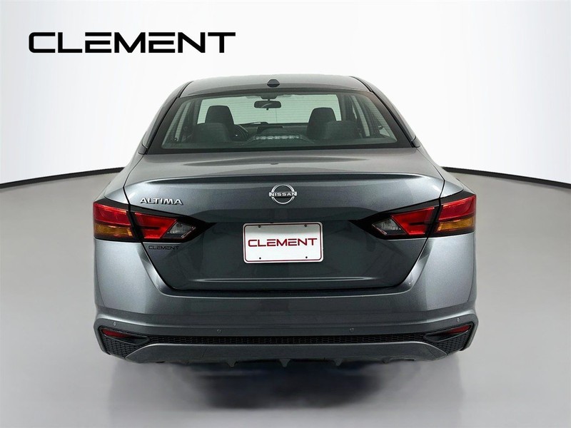 Nissan Altima Vehicle Full-screen Gallery Image 8
