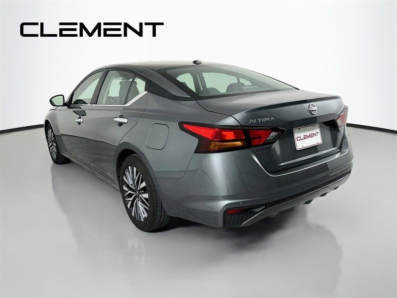 Nissan Altima Vehicle Full-screen Gallery Image 10