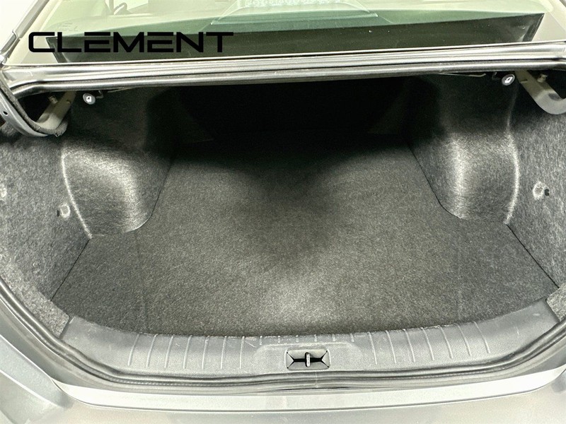 Nissan Altima Vehicle Full-screen Gallery Image 11