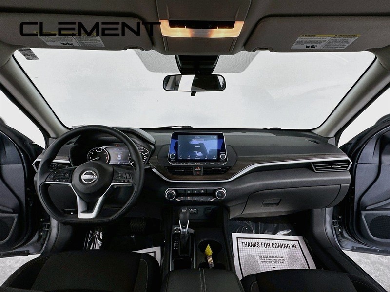 Nissan Altima Vehicle Full-screen Gallery Image 12