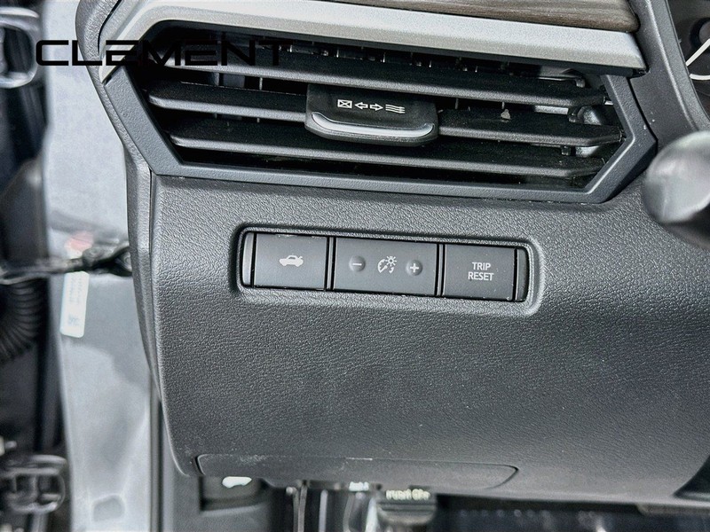 Nissan Altima Vehicle Full-screen Gallery Image 14