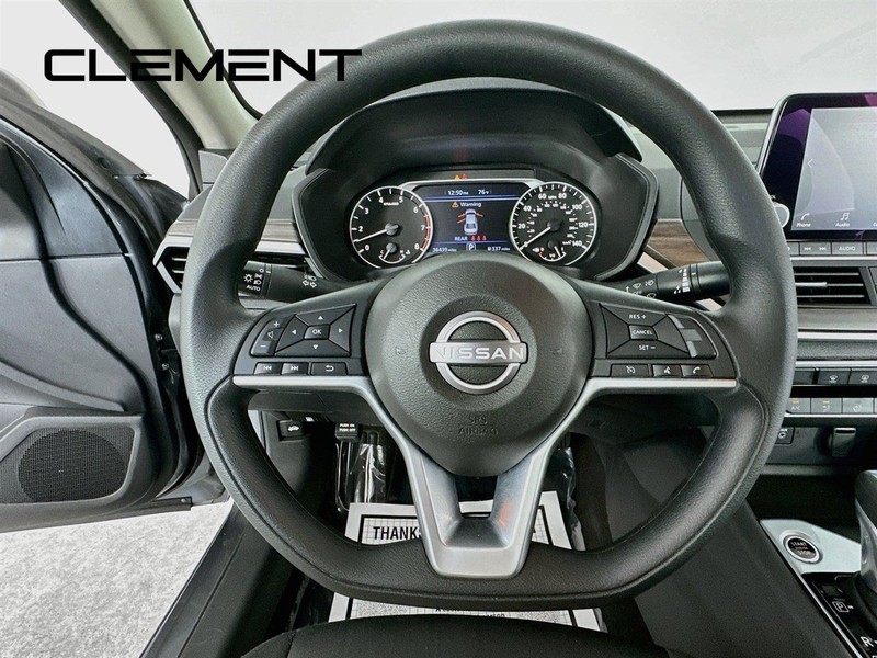 Nissan Altima Vehicle Full-screen Gallery Image 15