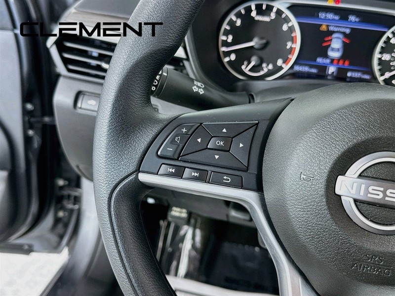 Nissan Altima Vehicle Full-screen Gallery Image 16
