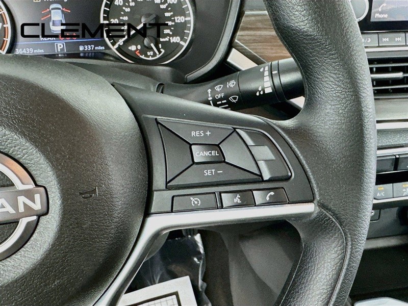 Nissan Altima Vehicle Full-screen Gallery Image 17