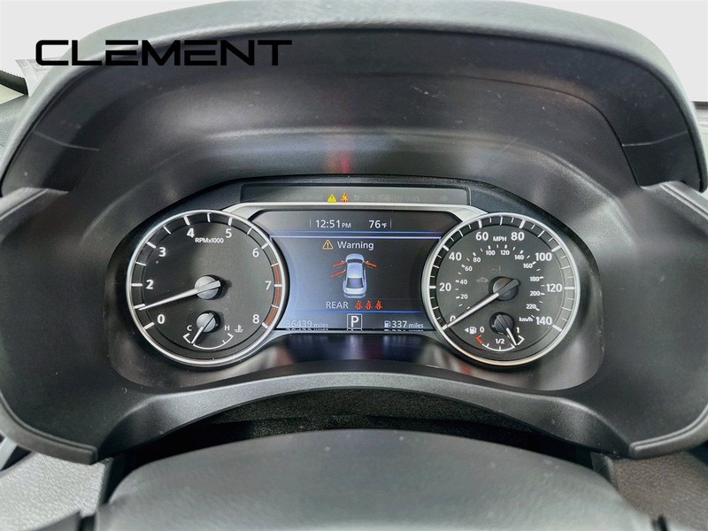 Nissan Altima Vehicle Full-screen Gallery Image 18