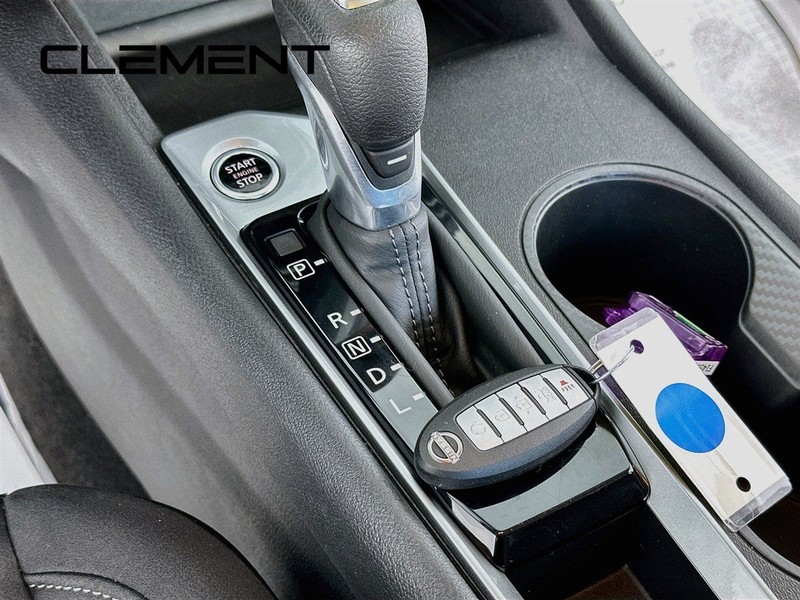 Nissan Altima Vehicle Full-screen Gallery Image 23