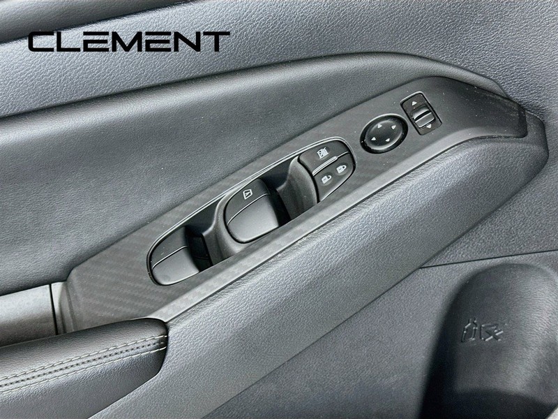 Nissan Altima Vehicle Full-screen Gallery Image 24