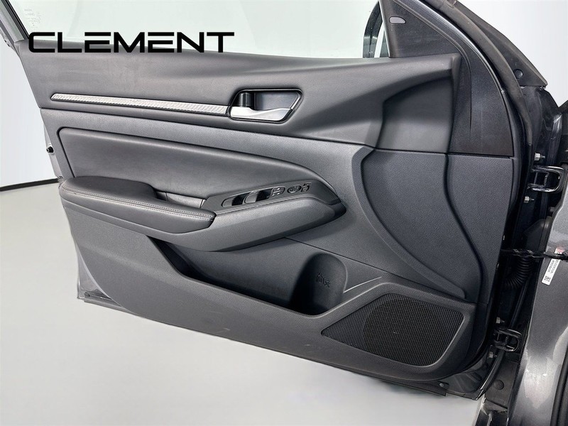 Nissan Altima Vehicle Full-screen Gallery Image 26