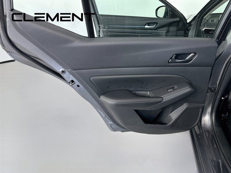 Nissan Altima Vehicle Full-screen Gallery Image 29