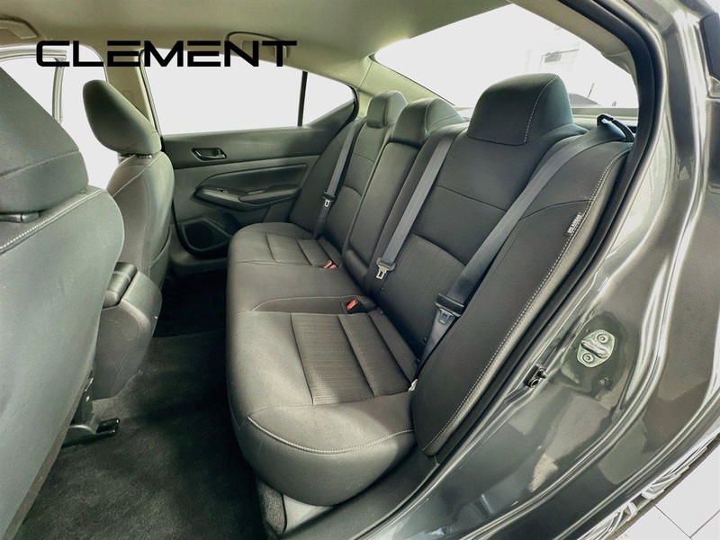 Nissan Altima Vehicle Full-screen Gallery Image 30