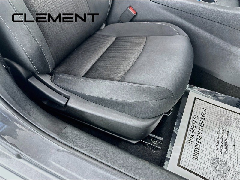 Nissan Altima Vehicle Full-screen Gallery Image 31