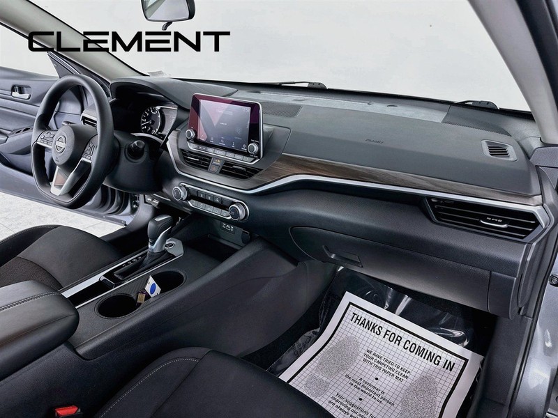 Nissan Altima Vehicle Full-screen Gallery Image 32