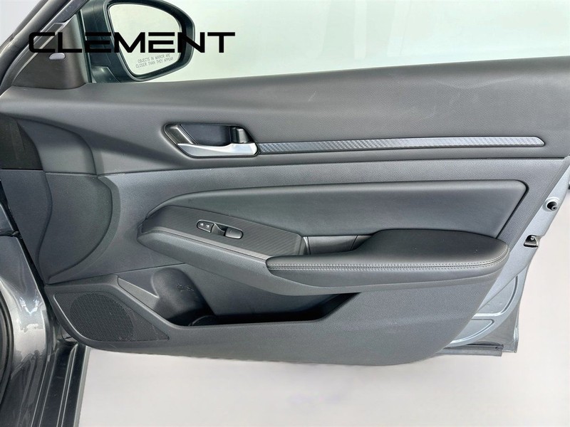 Nissan Altima Vehicle Full-screen Gallery Image 33