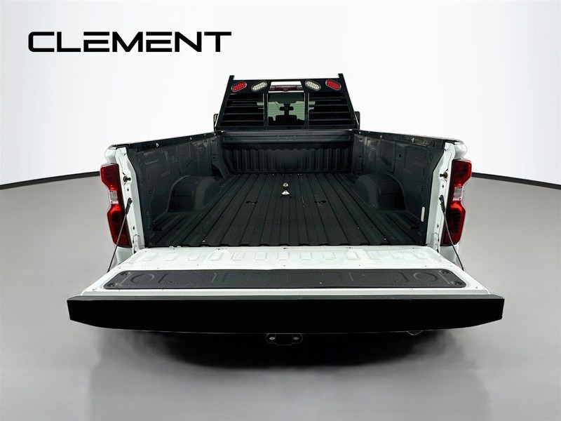 Chevrolet Silverado 2500HD Vehicle Full-screen Gallery Image 11