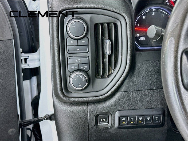 Chevrolet Silverado 2500HD Vehicle Full-screen Gallery Image 14