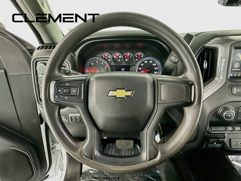 Chevrolet Silverado 2500HD Vehicle Full-screen Gallery Image 15