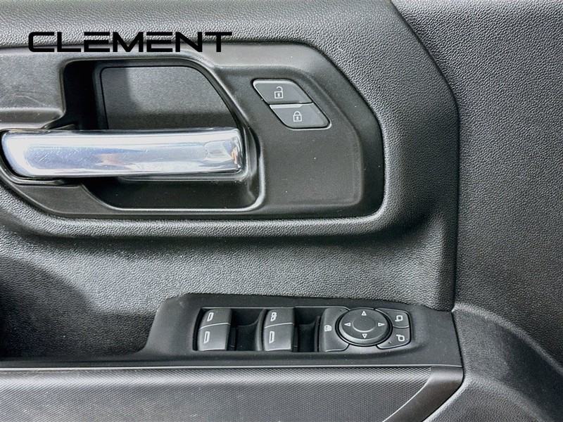 Chevrolet Silverado 2500HD Vehicle Full-screen Gallery Image 23