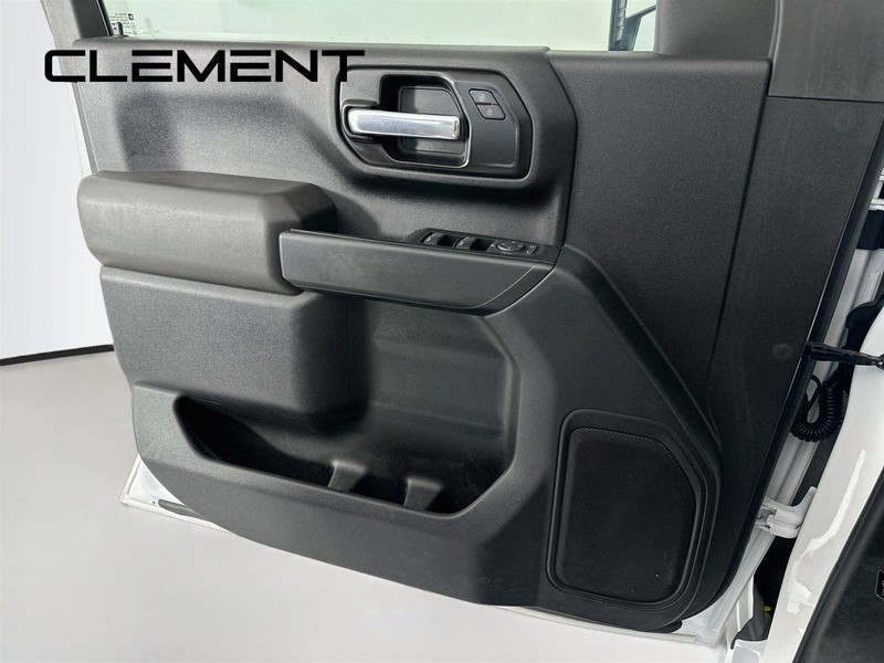 Chevrolet Silverado 2500HD Vehicle Full-screen Gallery Image 24