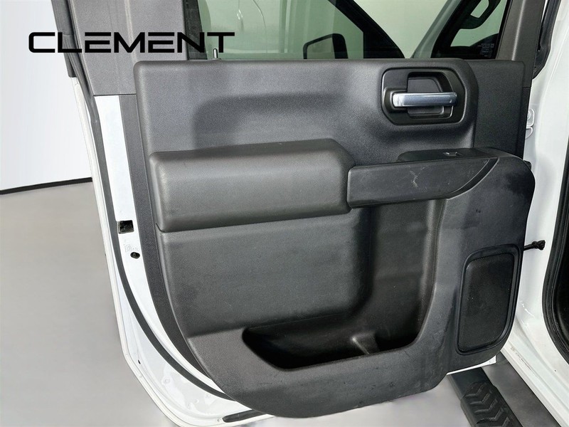 Chevrolet Silverado 2500HD Vehicle Full-screen Gallery Image 28