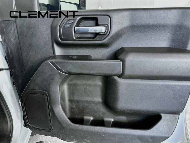 Chevrolet Silverado 2500HD Vehicle Full-screen Gallery Image 32