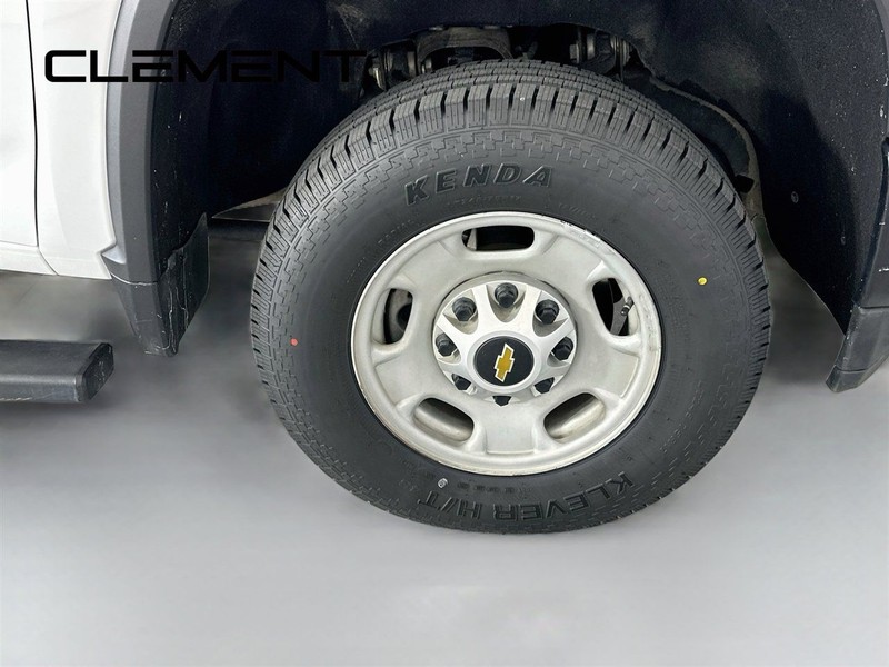 Chevrolet Silverado 2500HD Vehicle Full-screen Gallery Image 33