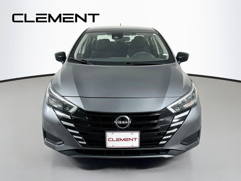 Nissan Versa Vehicle Full-screen Gallery Image 3