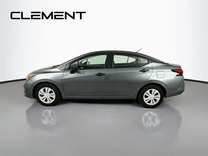 Nissan Versa Vehicle Full-screen Gallery Image 6